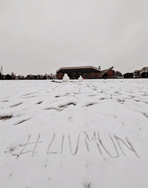 하지만 경기 하루 전 리버풀 지역에 폭설이 내리며 물을 많이 머금은 그라운드의 변수가 있다. 