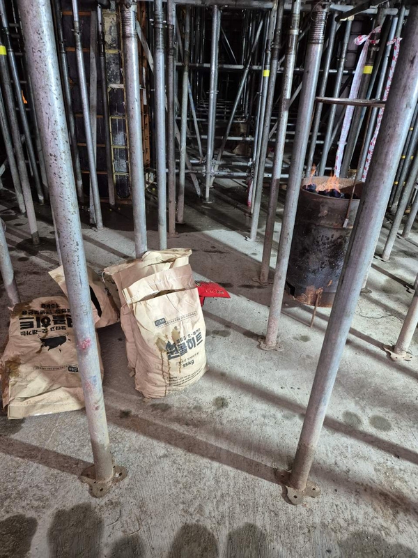 대전지역 한 건설현장에서 갈탄이 불에 타고 있다. 독자 제공