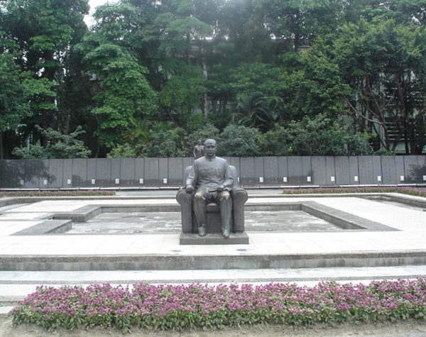 쑨원 야외 동상