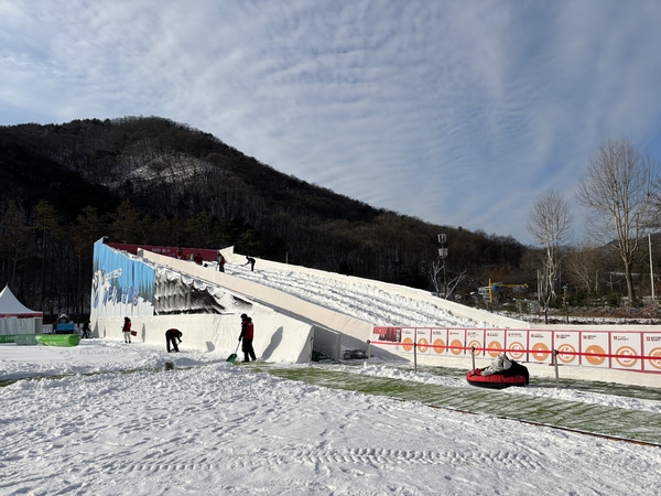 9일 대전 동구 상소문화공원 일대에 어린이 눈썰매장이 개장한 가운데 관리자들이 눈을 치우고 있다.