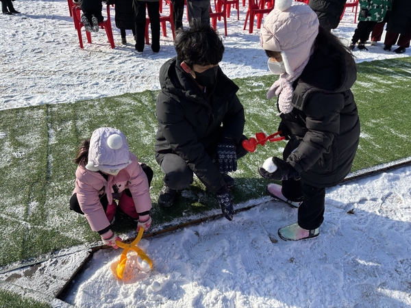 9일 대전 동구 상소문화공원 일대에 어린이 눈썰매장이 개장한 가운데 아버지 A(43) 씨와 그의 두 딸이 눈덩이를 만들고 있다.
