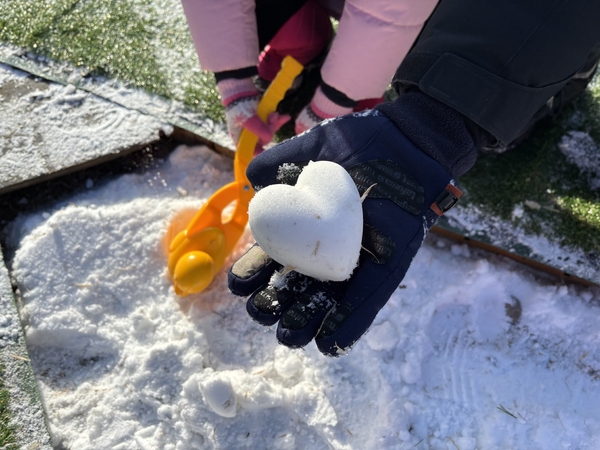 아버지 A(43) 씨가 눈뭉치 제조기로 만든 하트모양 눈덩이