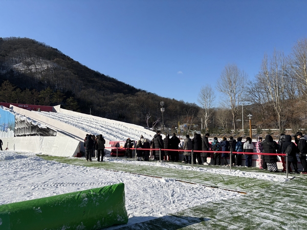 9일 대전 동구 상소문화공원 일대에 어린이 눈썰매장이 개장한 가운데 세종 의랑초등학교 학생들이 순서를 기다리고 있다.
