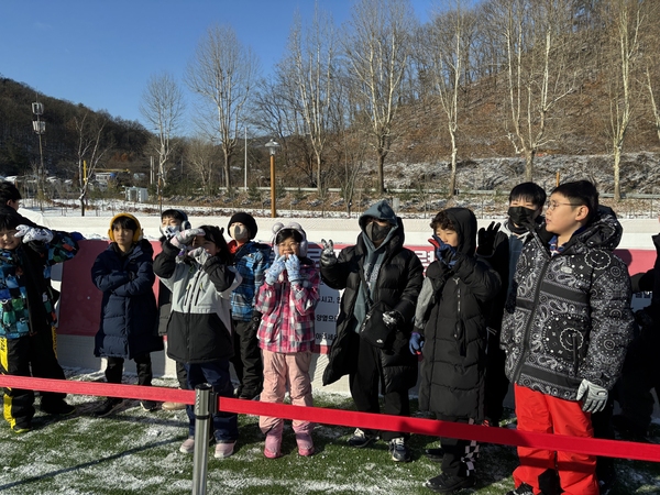 9일 대전 동구 상소문화공원 일대에 어린이 눈썰매장이 개장한 가운데 세종 의랑초등학교 학생들이 순서를 기다리고 있다.