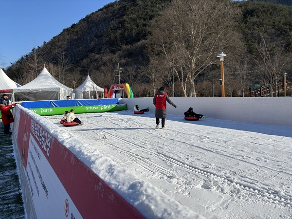 9일 대전 동구 상소문화공원 일대에 어린이 눈썰매장이 개장한 가운데 아이들이 눈썰매를 타고 있다.