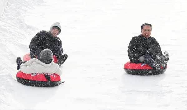 9일 대전 동구 상소문화공원 일대에 어린이 눈썰매장이 개장한 가운데 박희조 동구청장(오른쪽)이 눈썰매를 타고 있다.