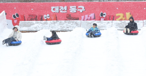 9일 대전 동구 상소문화공원 일대에 어린이 눈썰매장이 개장한 가운데 아이들이 눈썰매를 타고 있다.