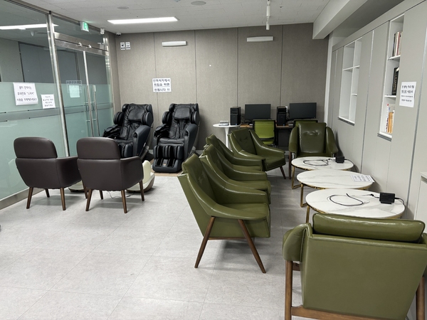 대전시이동노동자쉼터에 핫팩과 과자 등이 구비돼 있다.