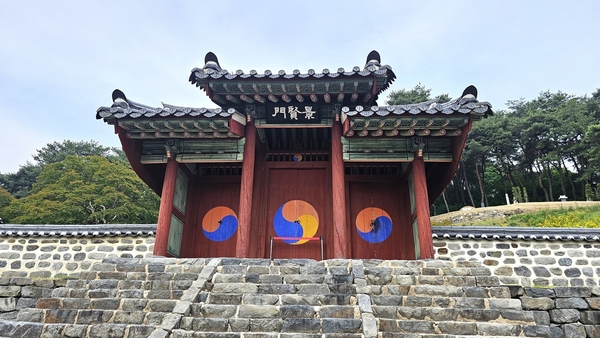 문헌서원 내삼문에 해당하는 경현문.