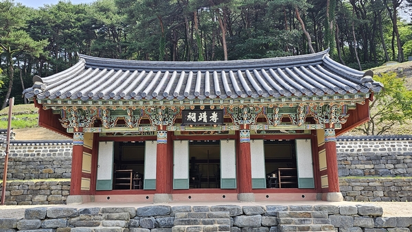 문헌서원 사당 효정사. 이곡과 이색 등 8인의 위패를 모시고 있다.