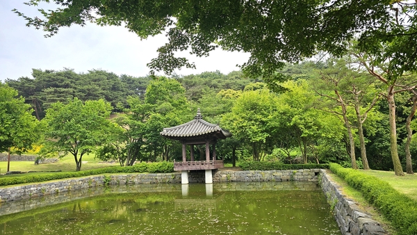 문헌서원 입구에 있는 연못과 경현루.