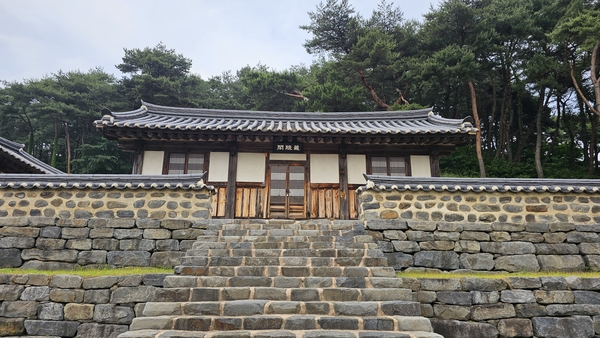 문헌서원 장판각. 이곳에 이곡의 ‘가정집’과 이색의 ‘목은집’ 목판과 한산이씨 족보판이 보관돼 있다.