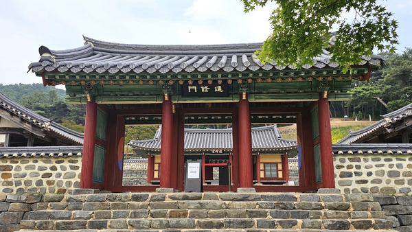 문헌서원의 외삼문에 해당하는 진수문이다.