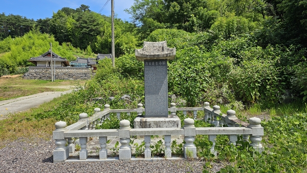 가정 선생 문효공 이곡 신도비. 뒤에 보이는 기와집은 재실이다.