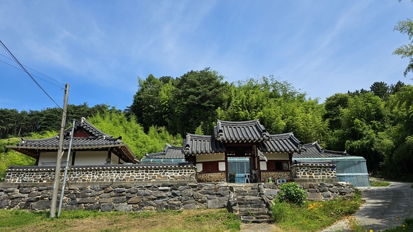 가정 선생 문효공 이곡 묘소 앞에 있는 재실.