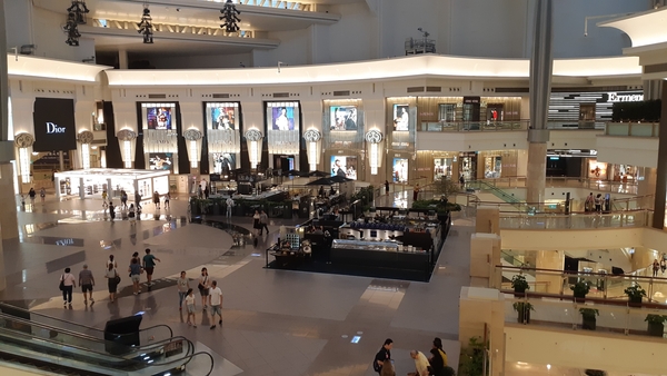 101 타워 쇼핑센터 매장 모습