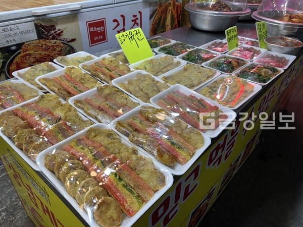 23일 대전 서구 A 전통시장 반찬가게 가판대에 부침개가 진열돼 있다.