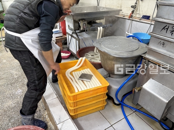 대전 서구 A 전통시장 내 떡집 상인이 23일 가래떡을 뽑고 있다.