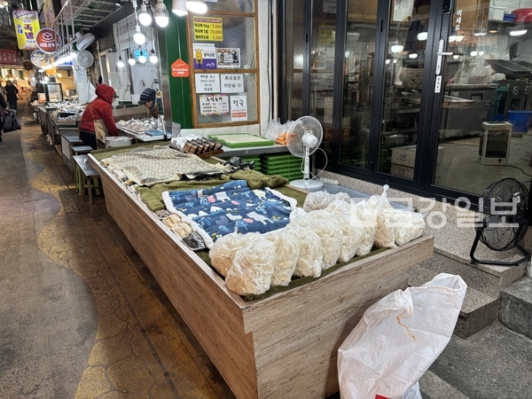 23일 대전 서구 A 전통시장 내 떡집 가판대 위에 담요가 덮여 있다.