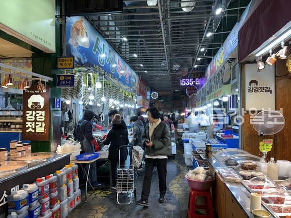 23일 대전 서구 A 전통시장 내 생선가게가 손님으로 북적이고 있다.
