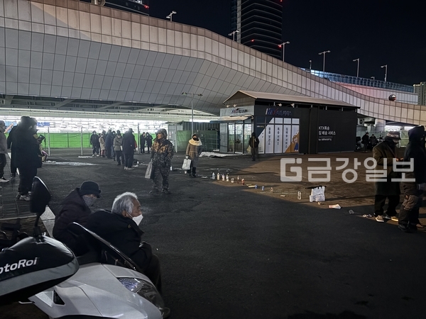 지난달 29일 대전역 광장에 무료급식을 기다리는 사람들과 물병, 돌 등의 짐이 대신 일렬로 세워져 있다.