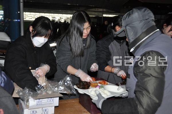 지난달 29일 대전역 광장에서 봉사자들이 노숙인에게 음식을 배식하고 있다. 권용준 벧엘의집 목사 제공