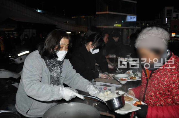 지난달 29일 대전역 광장에서 봉사자들이 노숙인에게 음식을 배식하고 있다. 권용준 벧엘의집 목사 제공