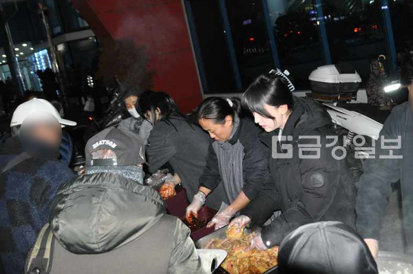 지난달 29일 대전역 광장에서 기자(오른쪽)와 봉사자들이 노숙인에게 음식을 배식하고 있다. 권용준 벧엘의집 목사 제공