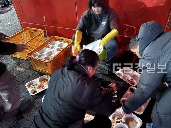 지난달 29일 대전역 광장에서 봉사자들이 잔반을 치우고 있다.