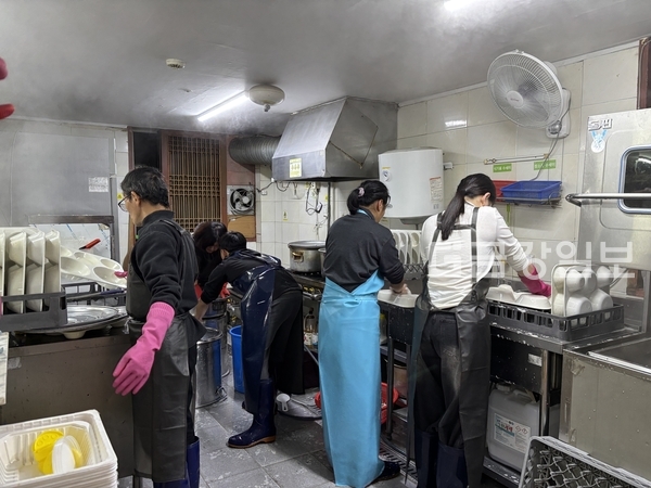 지난달 29일 대전 벧엘의집에서 봉사자들이 뒷정리를 하고 있다.