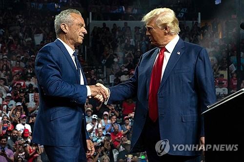 트럼프, '<b>백신</b>-<b>자폐증 유발</b>' 케네디 주니어 지지... 발언 화제