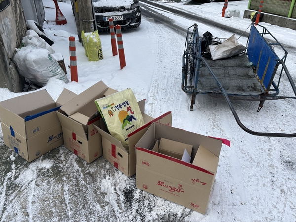 7일 대전 중구 A 동 한 도로에 빈 박스와 손수레가 놓여 있다. 수거한 박스를 해체해 수레에 쌓아야 한다.