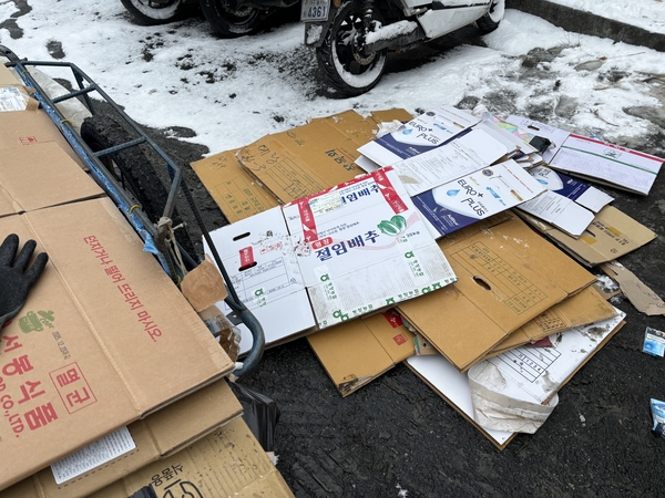 기자와 할아버지 B(77) 씨가 해체한 박스가 도로 위 쌓여 있다.