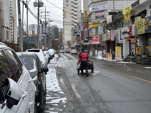 할아버지 B(77) 씨가 수레를 끌고 있다.