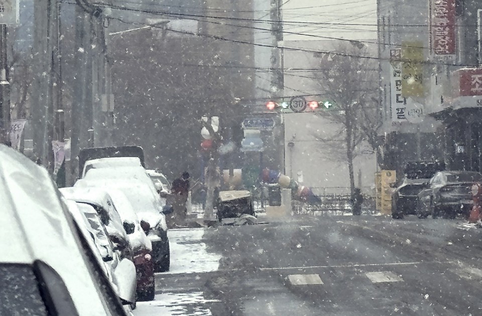 ​갑자기 몰아친 눈보라에도 할아버지 B(77) 씨가 굴하지 않고 빈 박스를 수레에 쌓고 있다.