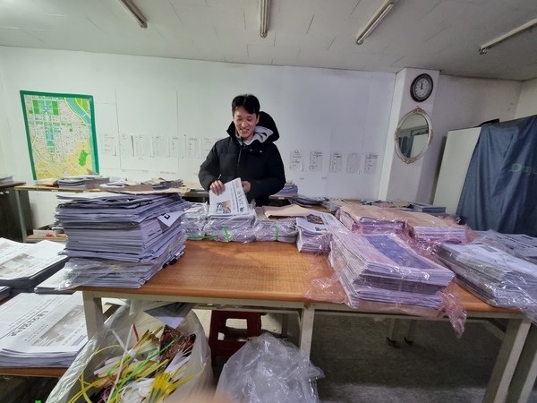 신문배달 체험에 나선 기자가 금강일보 신문을 배송지에 맞춰 분류하고 있다.