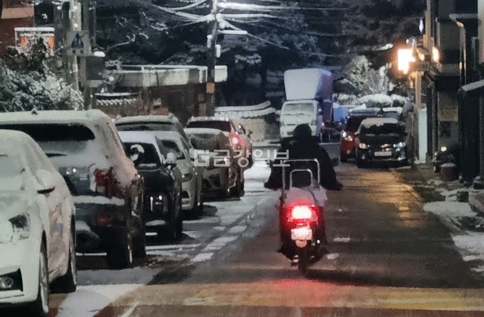 금강일보 신문을 실은 오토바이 배달원이 지국을 떠나고 있다.