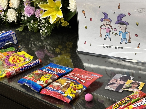 12일 건양대학교병원 장례시작에 마련된 김하늘(7) 양 빈소에 간식 등 추모 물품이 올려져 있다.