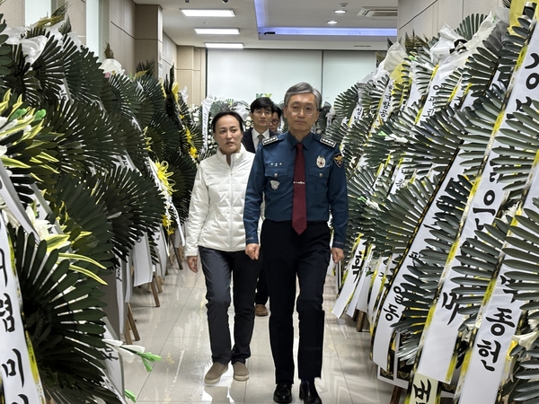 육종명 대전서부경찰서장이 12일 건양대학교병원 장례시작에 마련된 김하늘(7) 양 빈소로 가고 있다.