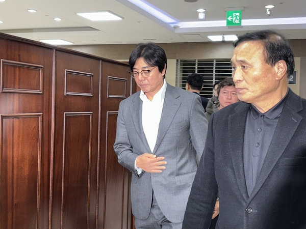 황선홍 프로축구 K1 대전시티즌 감독(왼쪽)이 12일 건양대학교병원 장례시작에 마련된 김하늘(7) 양 빈소로 가고 있다.