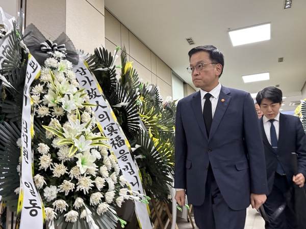 최상목 대통령 권한대행 부총리 겸 기획재정부 장관이 12일 건양대학교병원 장례시작에 마련된 김하늘(7) 양 빈소로 가고 있다.