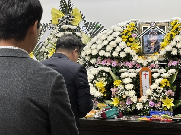 이장우 대전시장이 12일 건양대학교병원 장례시작에 마련된 김하늘(7) 양 빈소에 국화를 올리고 있다.