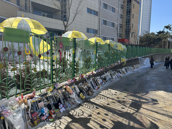 13일 대전 서구 A 초등학교 앞에 고 김하늘(7) 양을 추모하는 물품이 줄지어 놓여 있다.