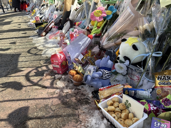 13일 대전 서구 A 초등학교 앞에 고 김하늘(7) 양을 추모하는 물품이 줄지어 놓여 있다.