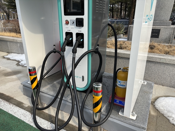 대전 서구 전기차 충전기 옆에 소화기가 설치돼 있다. 소화기는 금속화재용(D)으로 전기차 배터리 화재에 적합하지 않다.