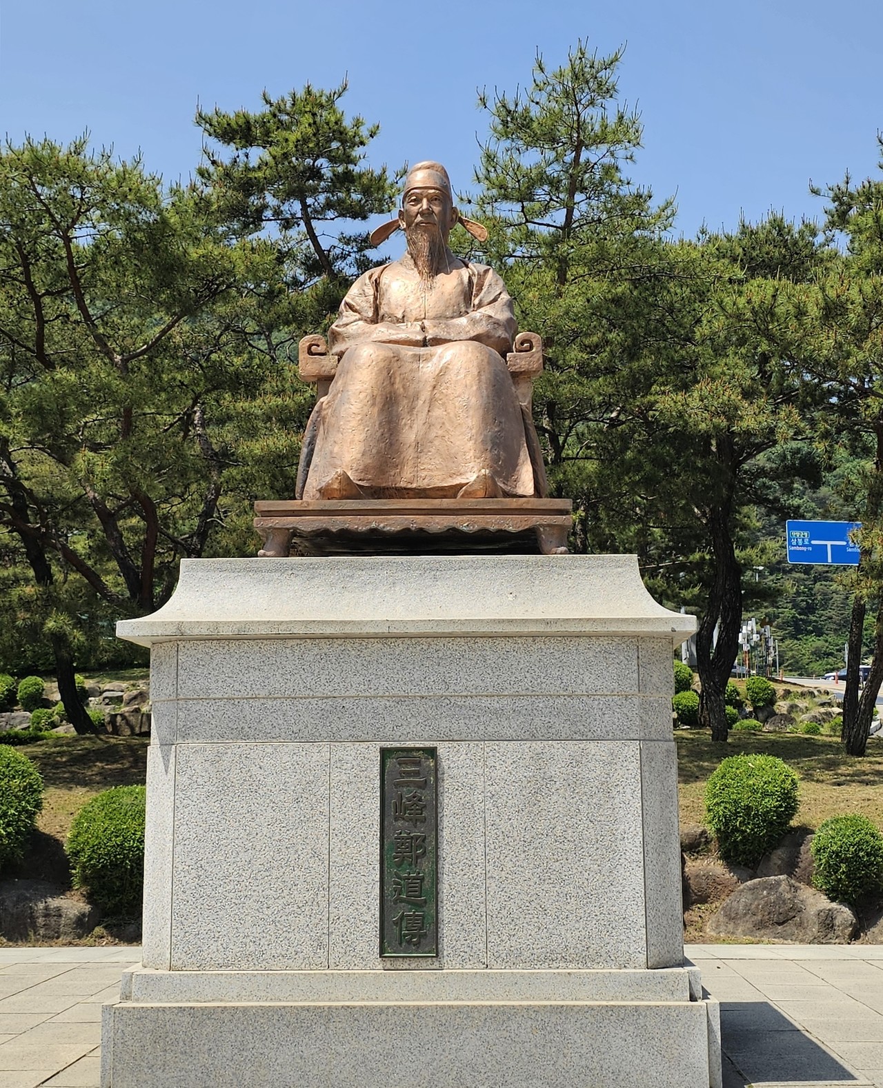 삼봉 정도전 동상, 남한강과 도담삼봉을 바라보고 있는 모습.