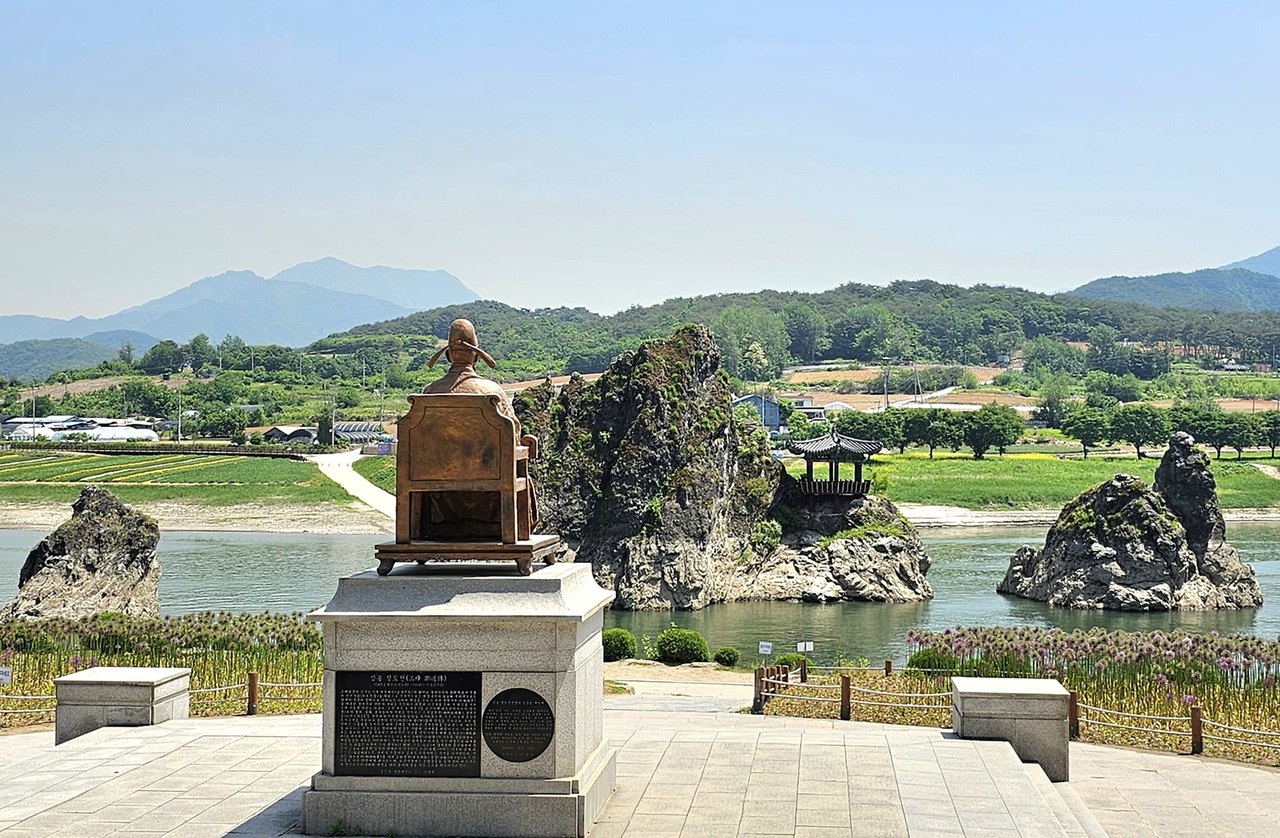 도담삼봉을 바라보고 있는 삼봉 정도전 동상.