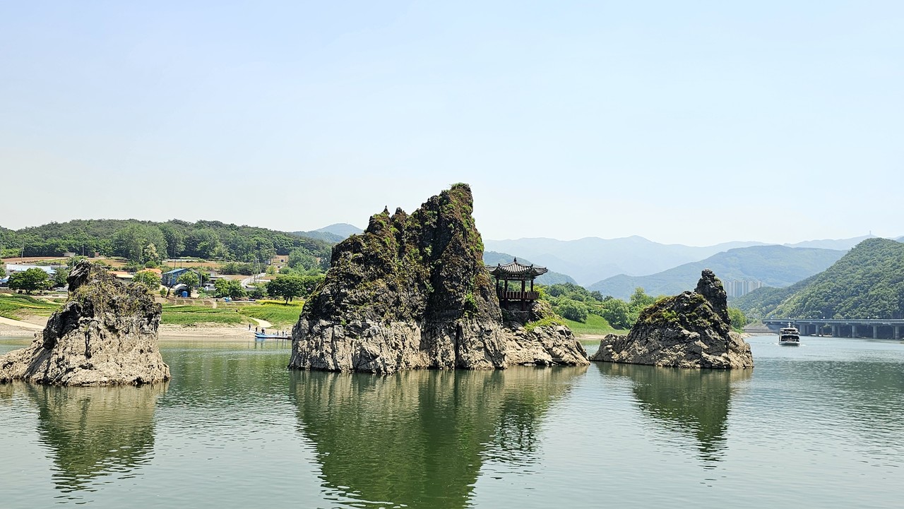 정도전의 호 삼봉이 유래된 도담삼봉.