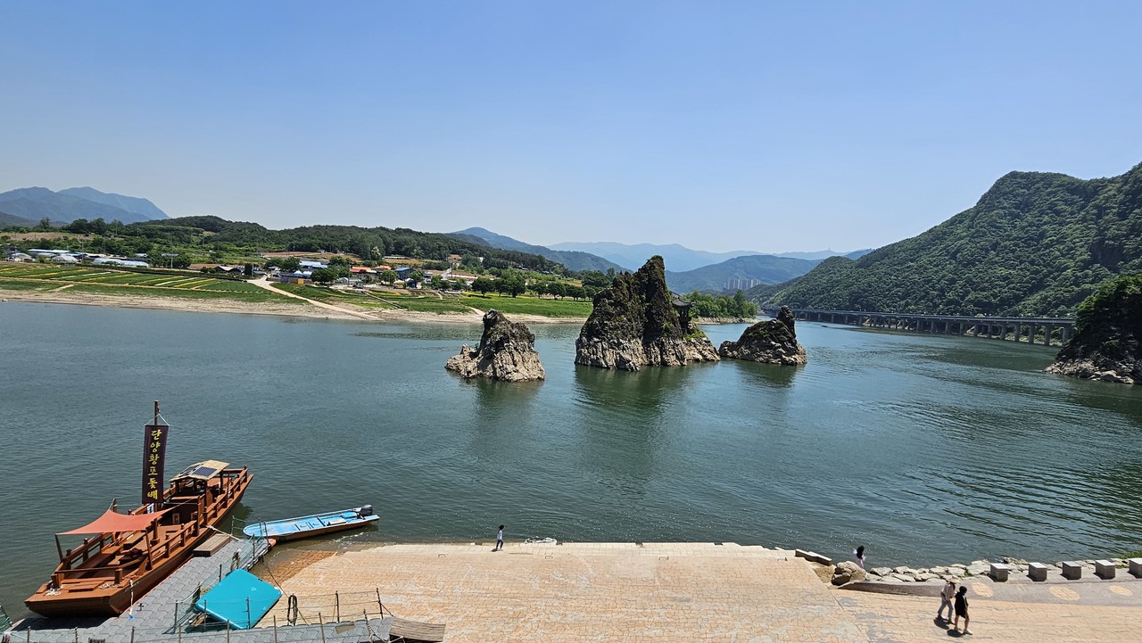 선착장 뒤에서 바라본 도담삼봉.