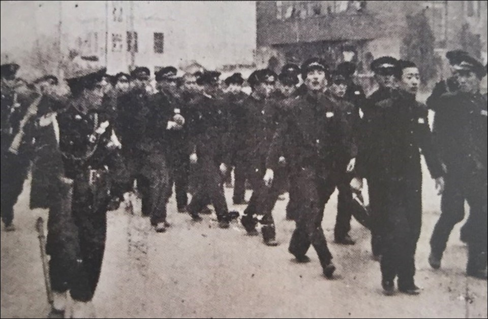 ▲ 1960년 3월 8일 대전고 학생들이 상공장려관(대전 중앙네거리) 앞길에서 경찰에 의해 집단 연행돼가면서 "학원에 자유를 달라"며 구호를 외치고 있다. 3.8민주의거기념사업회 제공